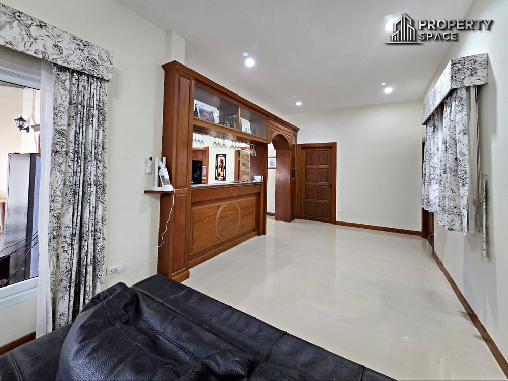 Spacious 3 Bedroom Pool Villa Near International School In East Pattaya Image 11