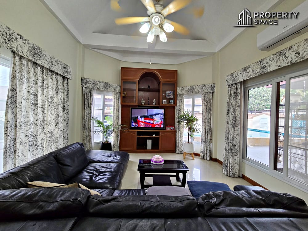 Spacious 3 Bedroom Pool Villa Near International School In East Pattaya Image 9