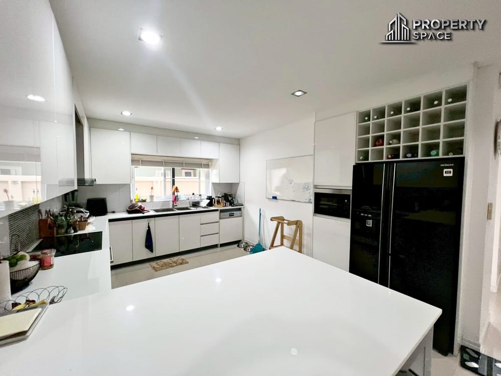 Spacious 4 Bedroom Pool Villa Near Mabprachan Lake Pattaya Image 10