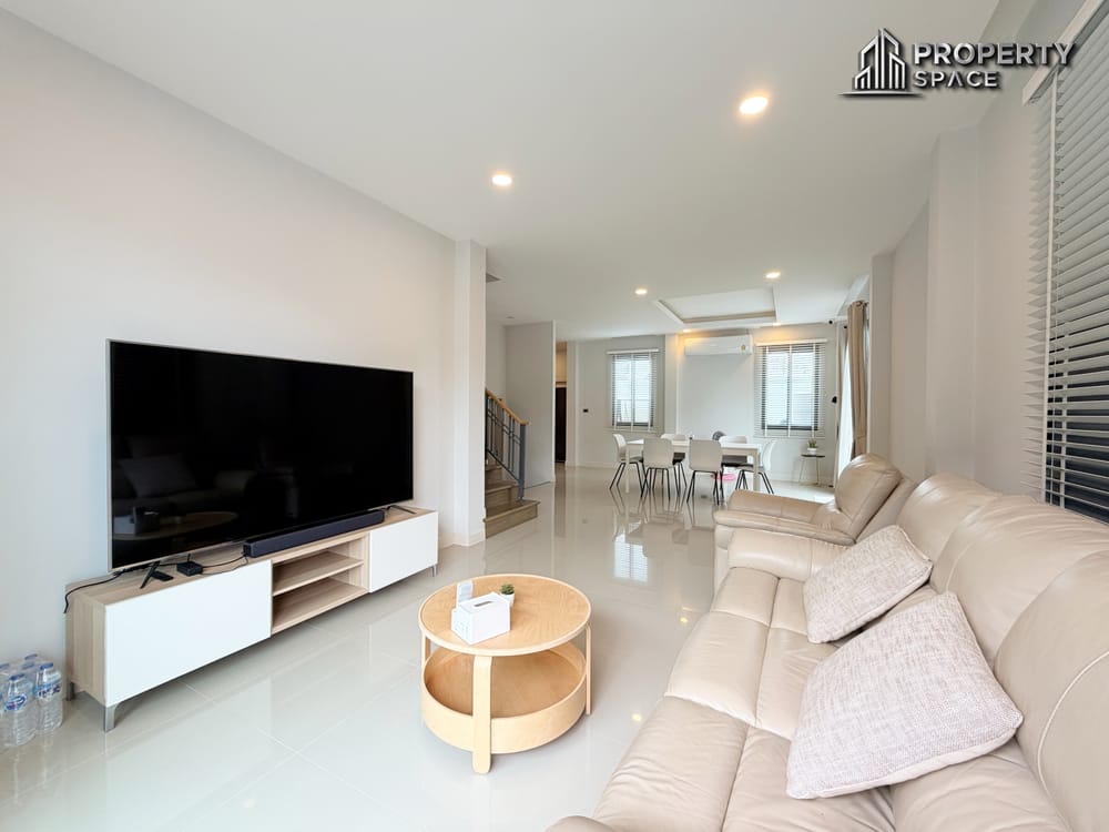 Modern 3-Bedroom House with Private Pool in Soi Siam Country Club For Rent Image 5