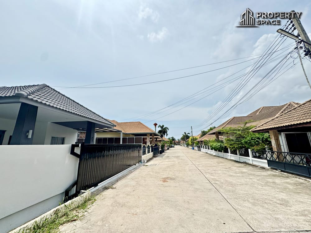 Luxury Corner 4 Bedroom Pool Villa in Srisuk Village East Pattaya For Sale Image 4