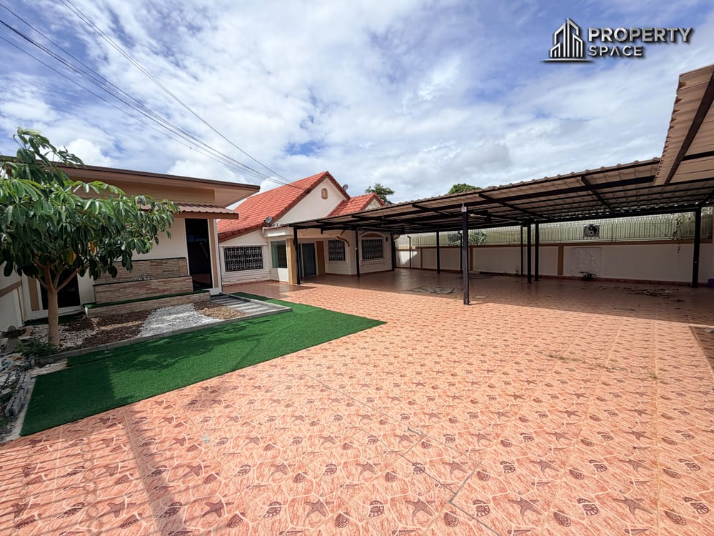5 Bedroom House with Separate Home Office in East Pattaya For Rent Image 4