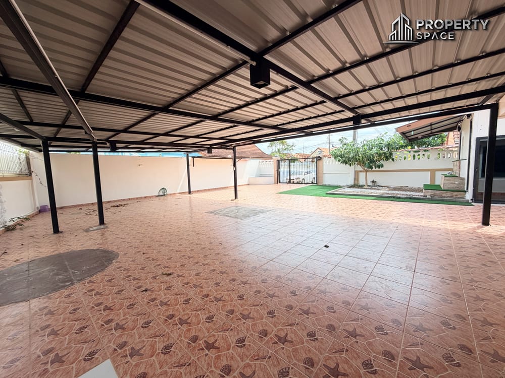 5 Bedroom House with Separate Home Office in East Pattaya For Rent Image 6