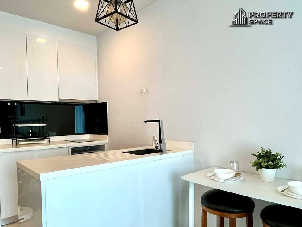 High-Floor Sea View 1 Bedroom Condo at The Peak Towers For Rent Image 6