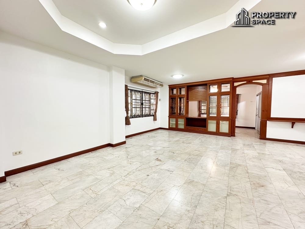 Spacious 4 Bedroom Detached House in North Pattaya For Sale Image 3