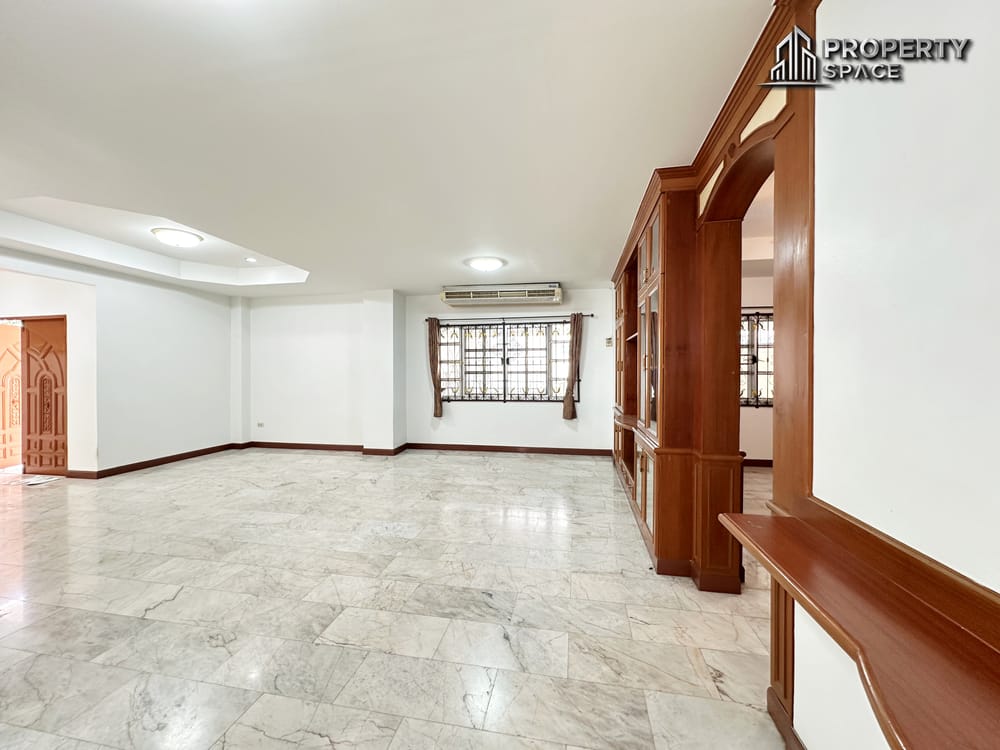 Spacious 4 Bedroom Detached House in North Pattaya For Sale Image 4