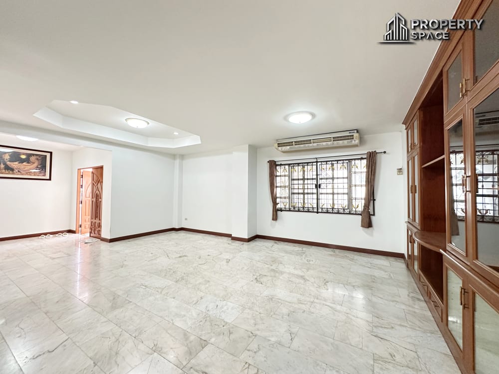 Spacious 4 Bedroom Detached House in North Pattaya For Sale Image 5