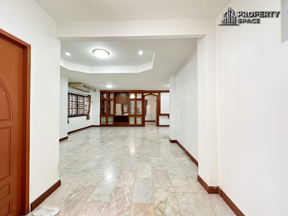 Spacious 4 Bedroom Detached House in North Pattaya For Sale Image 6
