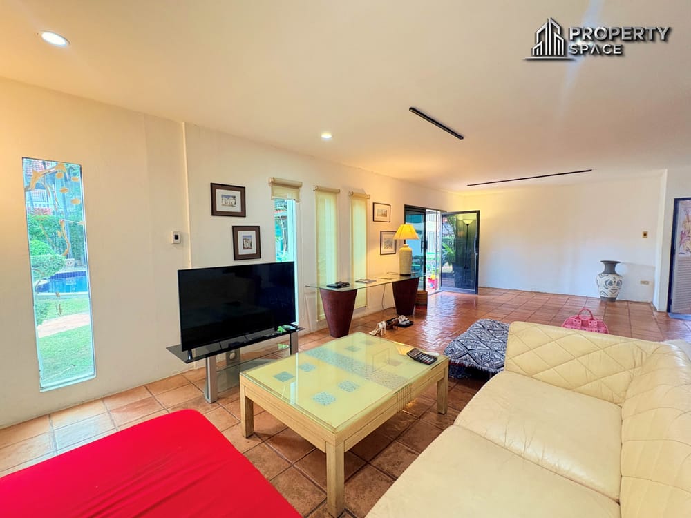 Ibiza-Style 3 Bedroom Pool Villa in Soi Siam Country Club Pattaya Large Garden, Pool Service Included & Pet Friendly Image 5