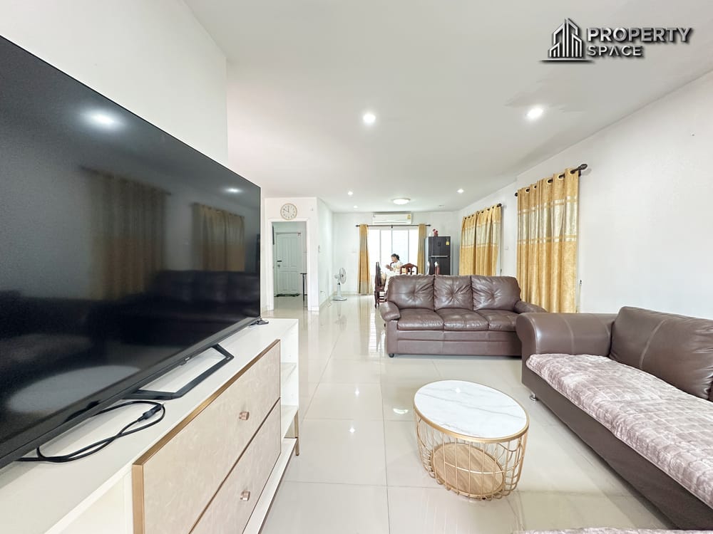 Spacious 3 Bedroom House with Private Garden in East Pattaya For Rent Image 6