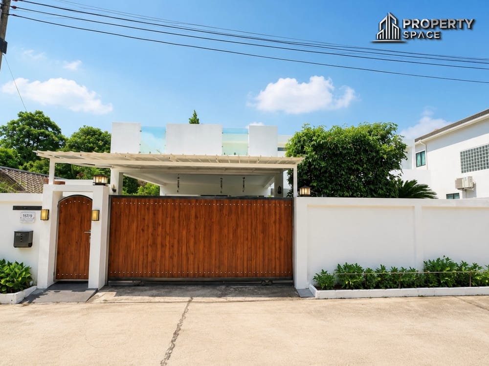 Spacious 5 Bedroom Pool Villa in East Pattaya For Sale Image 1