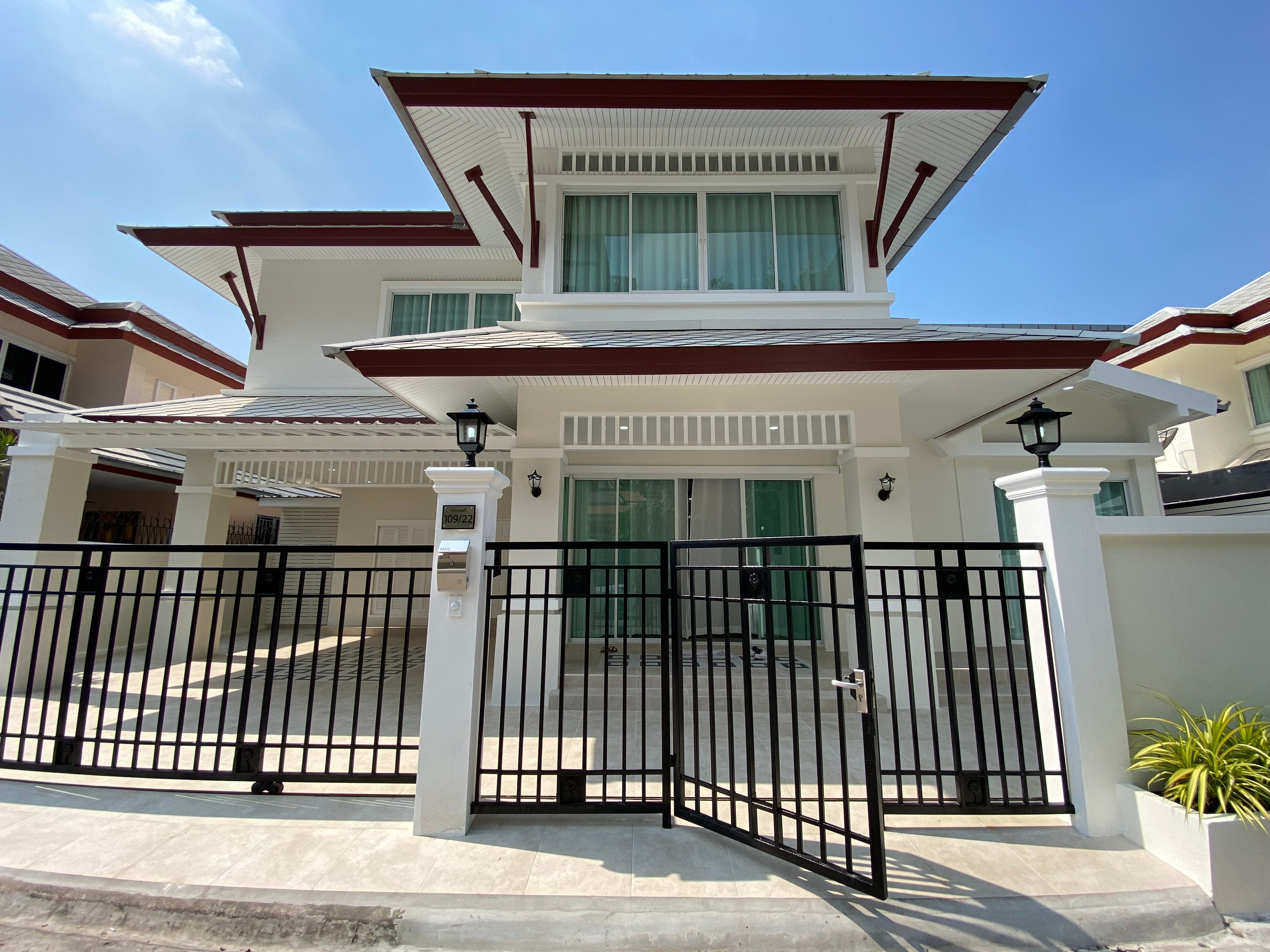 Modern 4 Bedroom Villa In Rachawadee Villa For Rent Image 1