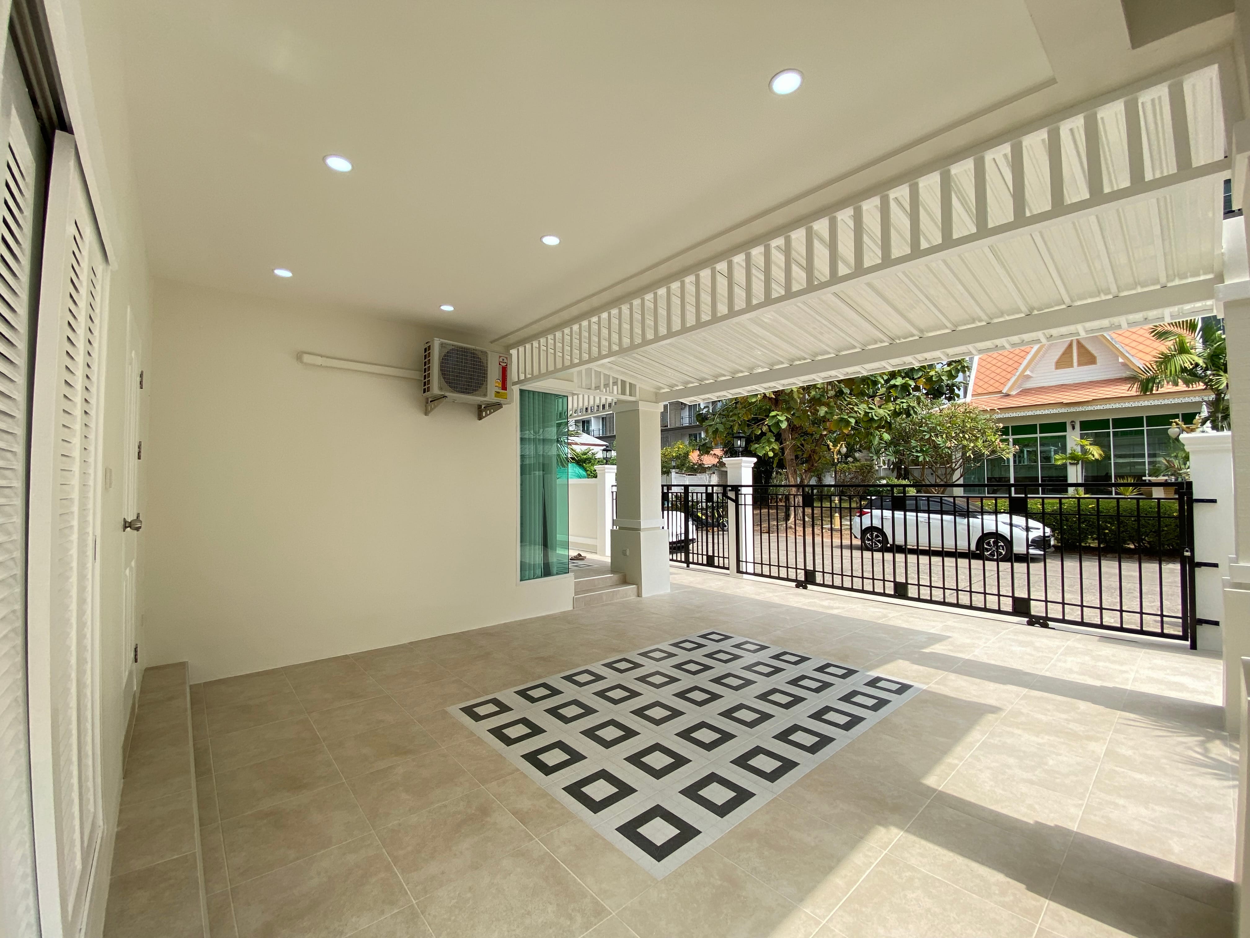 Modern 4 Bedroom Villa In Rachawadee Villa For Rent Image 3