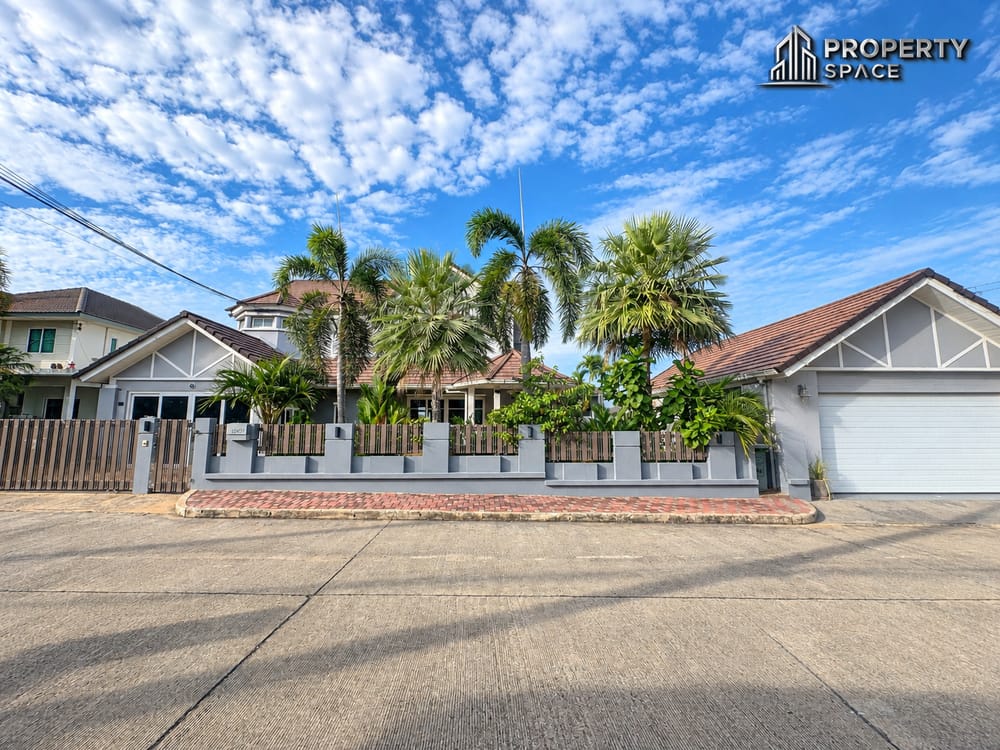 Large 5 Bedroom Pool Villa in East Pattaya Game Room & Large Private Pool Near International School Image 5