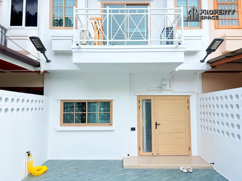Newly Renovated 3 Bedroom Townhouse steps to Jomtien Beach For Rent Image 1