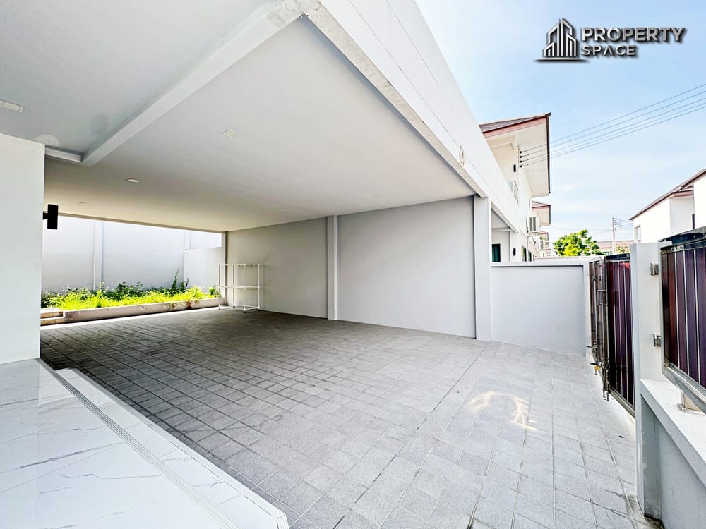 Spacious 5 Bedroom Pool Villa at Chokchai Village 9 East Pattaya Image 6