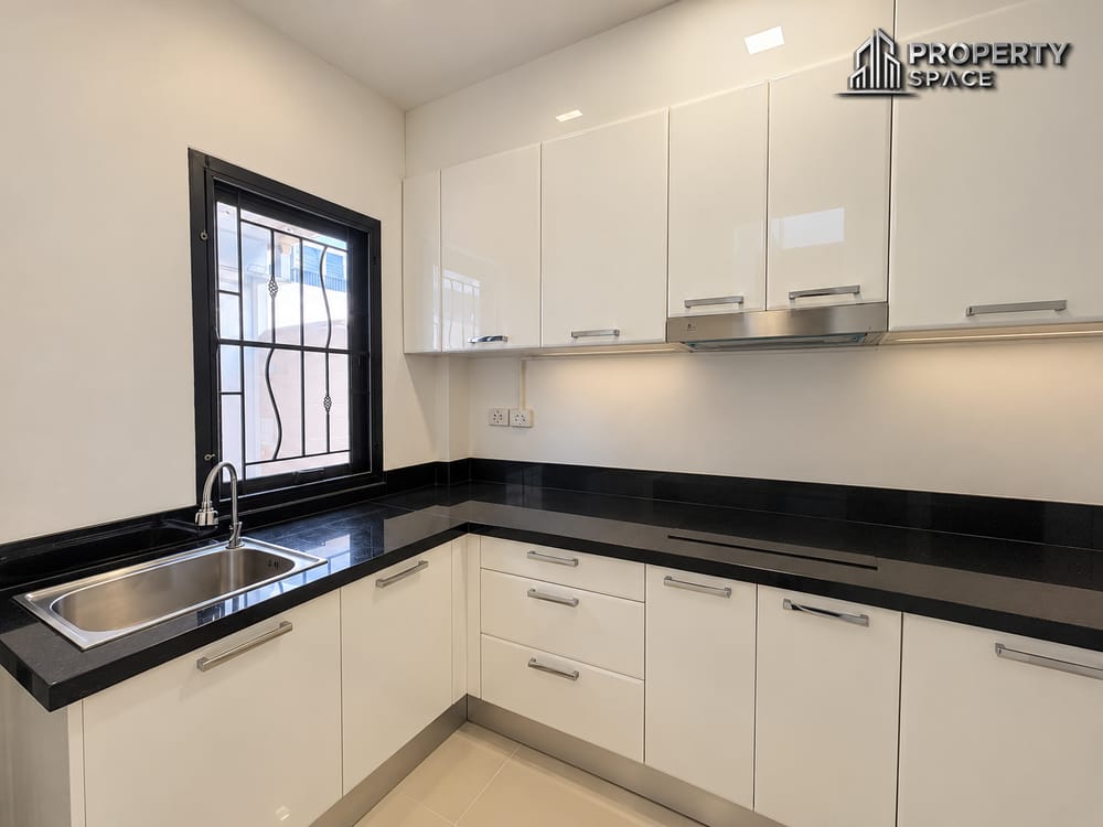 spacious-4-bedroom-family-house-at-uraiwan-grand-villa-east-pattaya-for-rent-ps2730 6