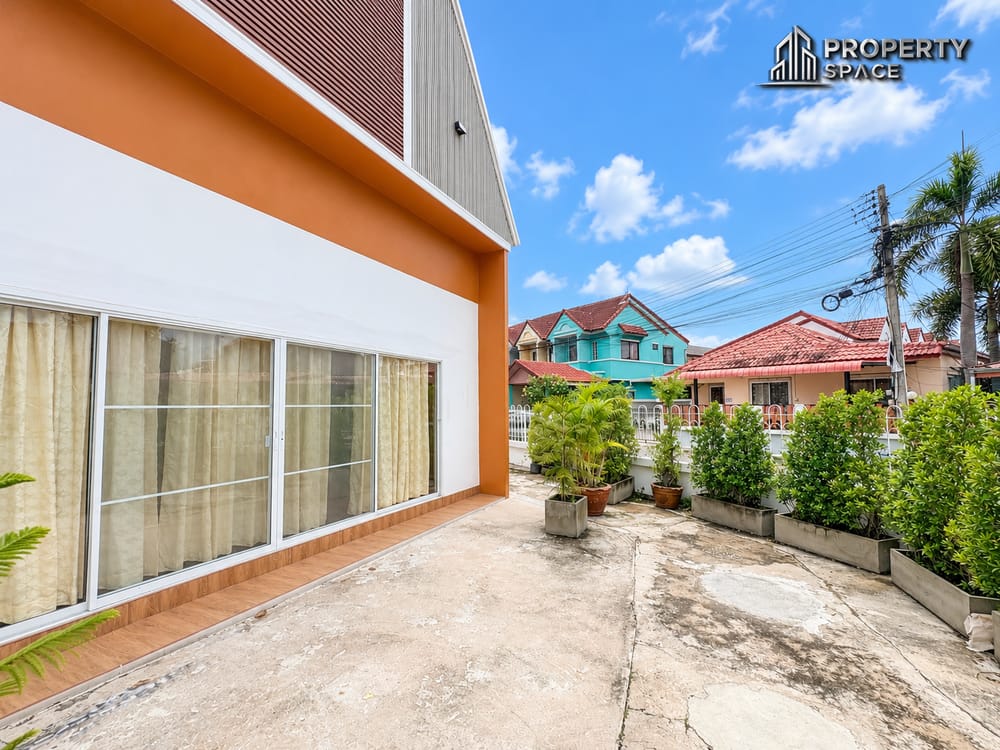 Commercial Road-Facing Property Business Space in East Pattaya Image 4