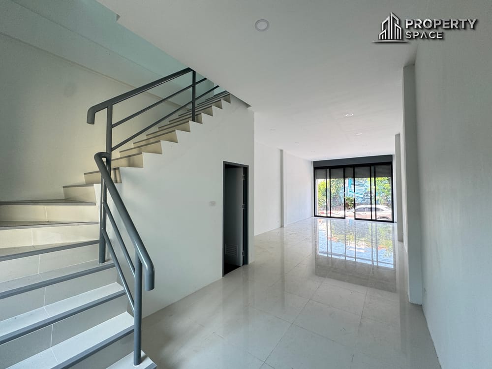 Prime Location Modern 4 Story Commercial Building in Pratumnak Soi 5 For Rent Image 4