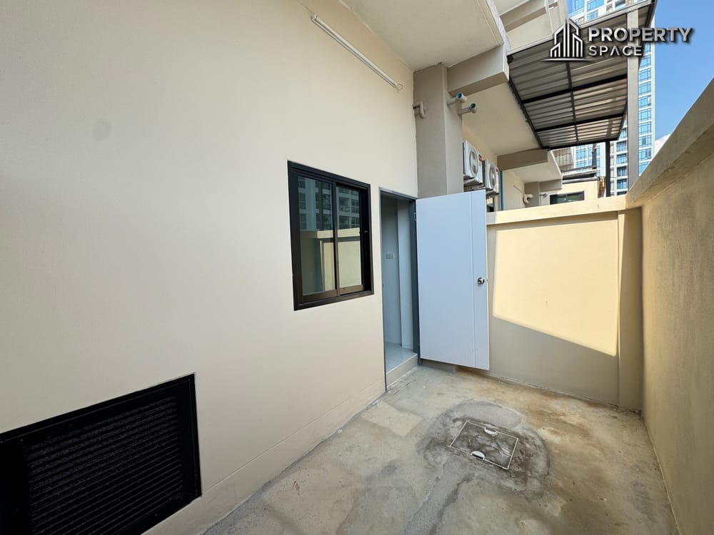 Prime Location Modern 4 Story Commercial Building in Pratumnak Soi 5 For Rent Image 5