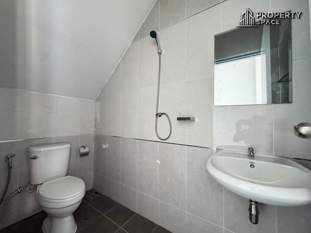 Prime Location Modern 4 Story Commercial Building in Pratumnak Soi 5 For Rent Image 6