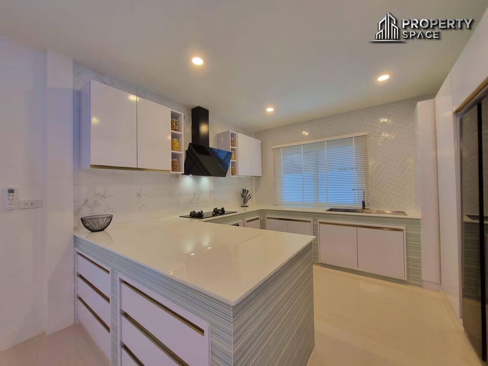 Modern Pool Villa 4 Bedroom near Jomtien Beach For Rent Image 14