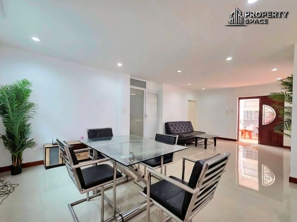 Pet Friendly 3 Bedroom House In Central Pattaya For Rent Image 4